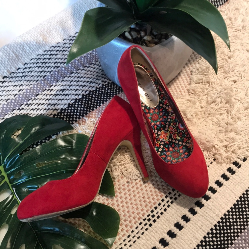 ❤️RED HOT MADDEN GIRL PUMPS LIKE NEW❤️FAUX SUEDE